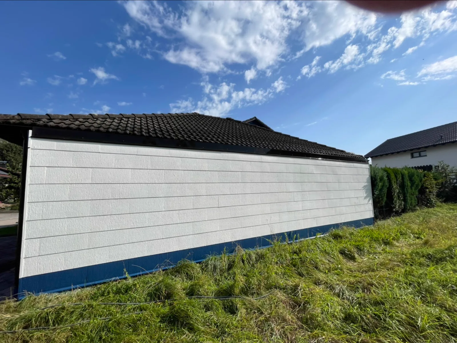 Frisch gestrichene Fassade