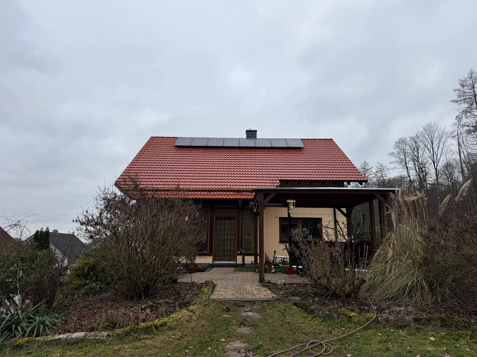 Frisch gereinigtes rotes Ziegeldach – echtes SK-Projekt