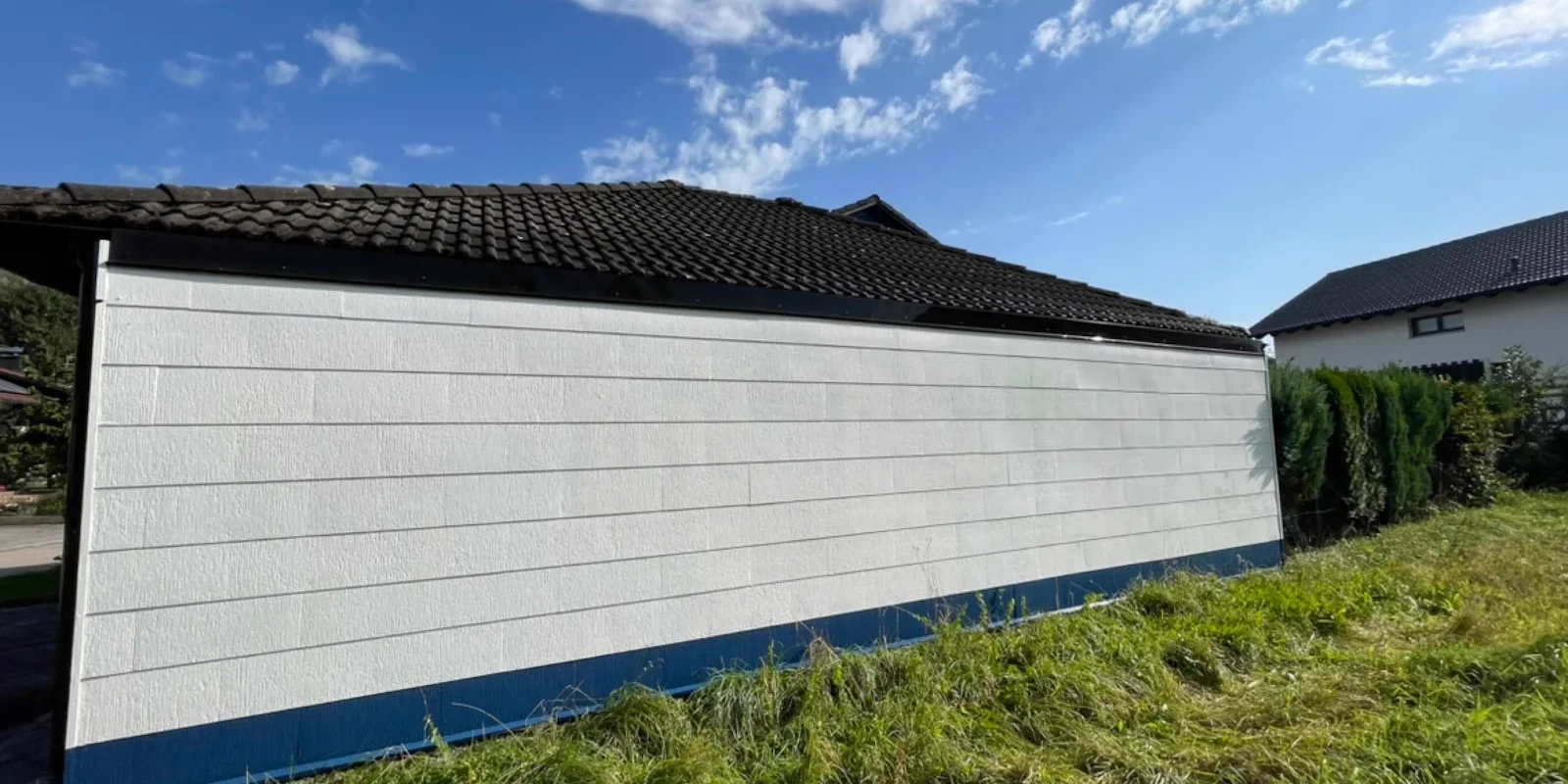 Frisch gereinigte und gestrichene weiße Fassade – echtes SK-Projekt