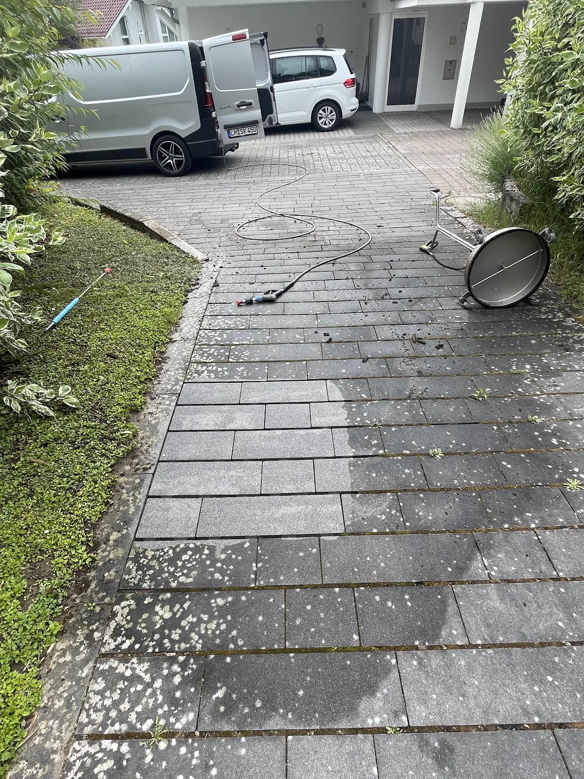 Pflasterreinigung mit Flächenreiniger im Einsatz