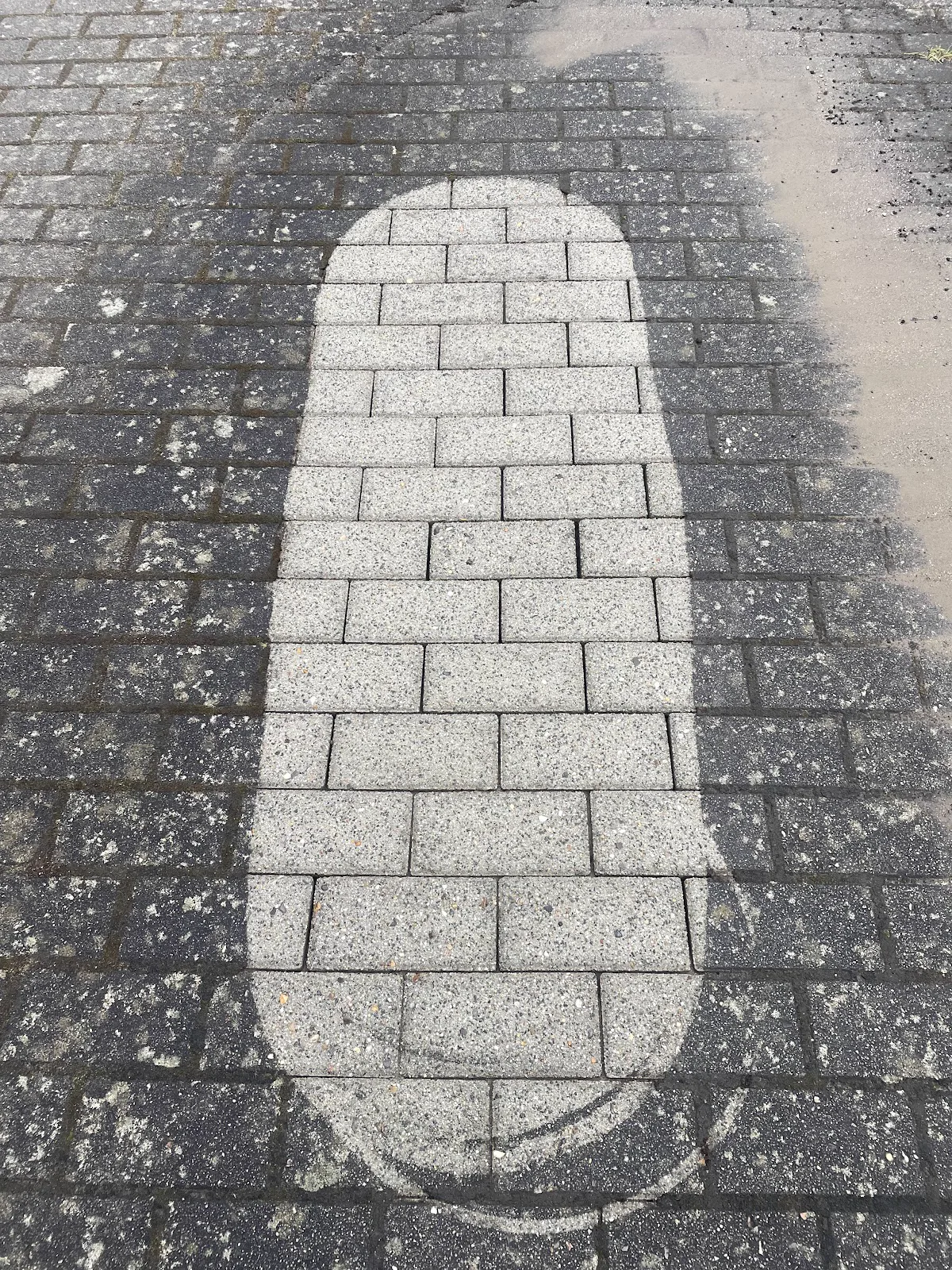 Einfahrt teilweise gereinigt