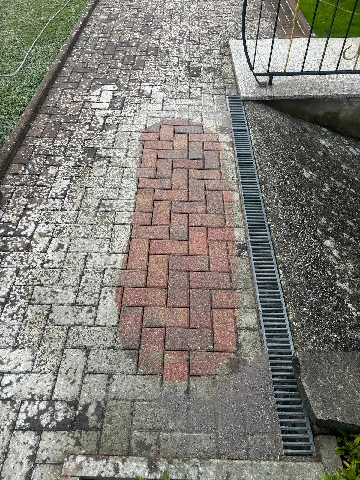 Pflasterfläche mit Reinigungsstreifen